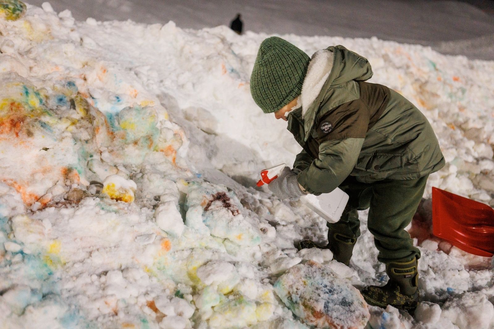Children enjoy snow painting at WinterKids’ Welcome to Winter celebration. | 3491 WJFox Photo